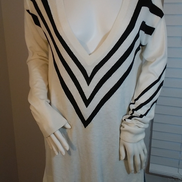 Halogen Cream & Black Striped Knit Long Sleeves Deep V Neck Women's Sweater Sz M - Picture 12 of 12